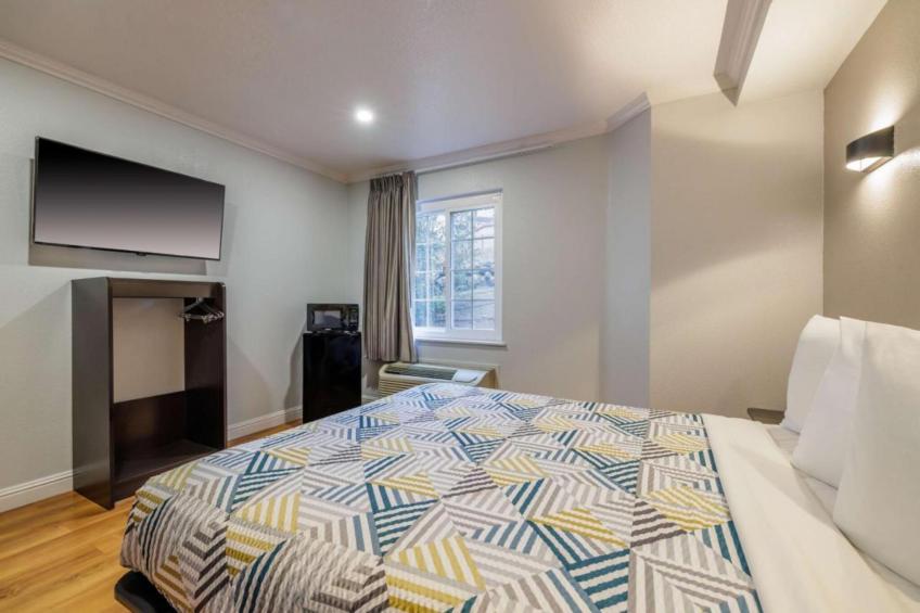 1 Queen Bed  Non-Smoking Micfridge - foto 12