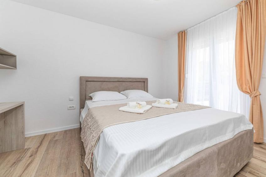 Expansive Retreat with Private Pool & BBQ, Near the Beach - Six Bedroom Villa - foto 17