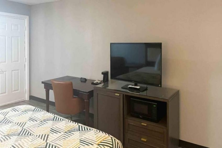 1 King Bed  Non-Smoking Micfridge - foto 3
