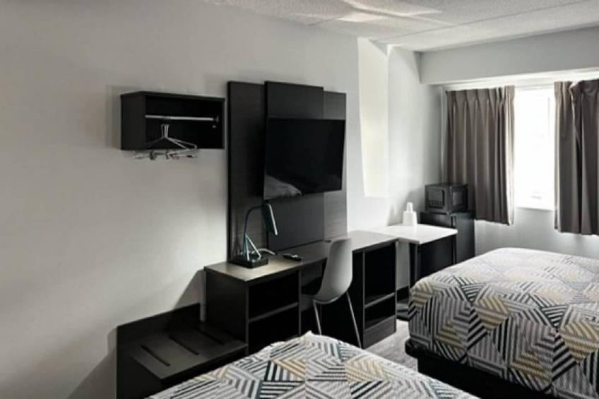1 King Bed  Suite Non-Smoking Micfridge - foto 5
