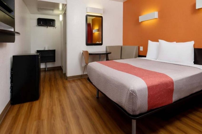 1 Queen Bed  Micfridge - foto 6