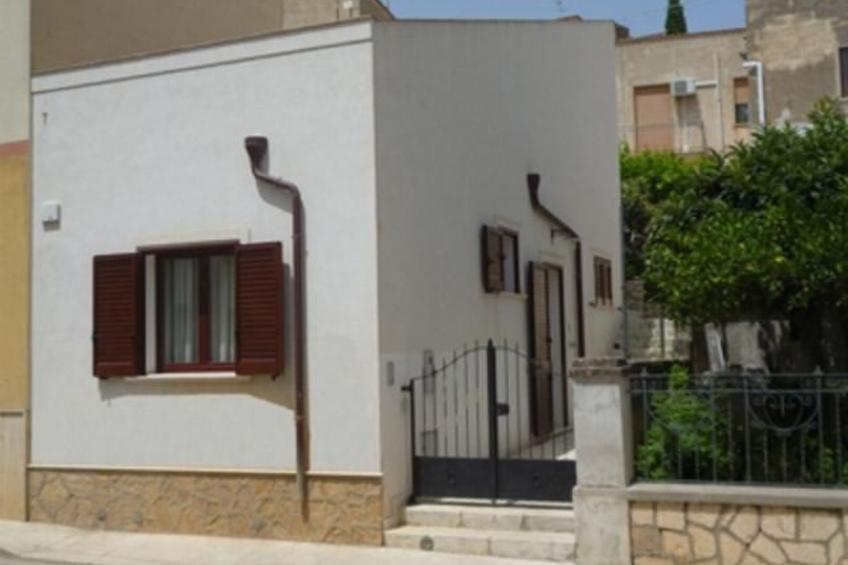 Wohnung in Custonaci mit Kleinem Garten