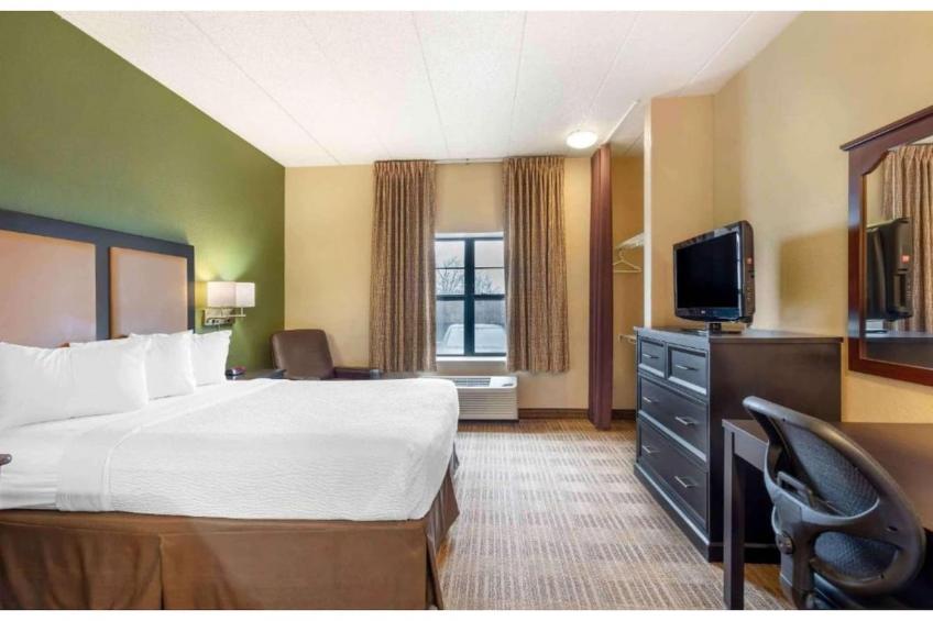 1 King Bed | Non-Smoking, Kitchen, Shower - foto 31