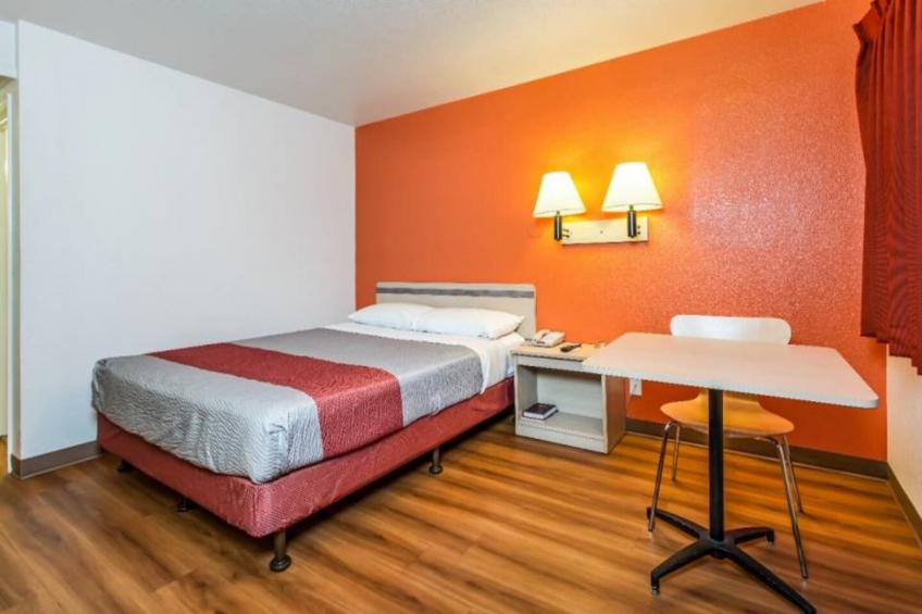 1 Queen Bed  ADA/RI Shower/Non-Smoking - foto 16