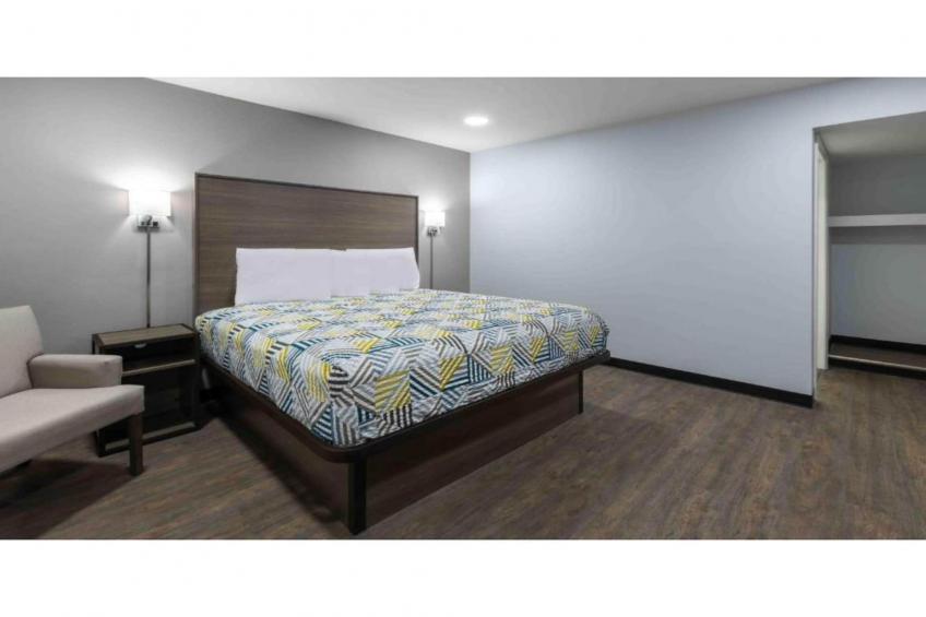 1 Queen Bed  Smoking Micfridge - foto 29
