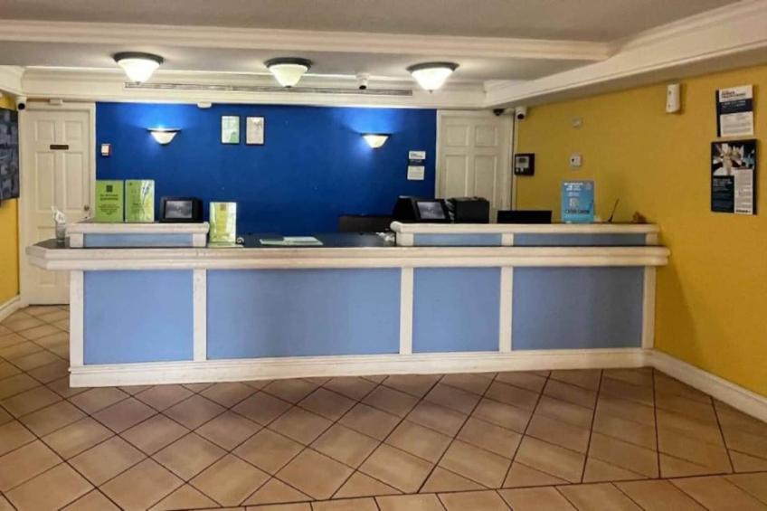 1 King Bed  Non-Smoking Kitchen - foto 3