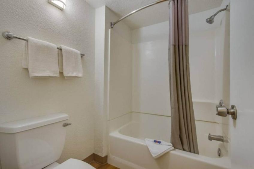 1 Full Bed  ADA/RI Shower/Mini Fridge - foto 7