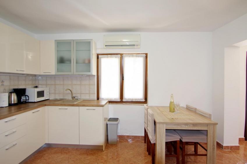 Schönes Haus mit großer grüner Umgebung, Pool - foto 32