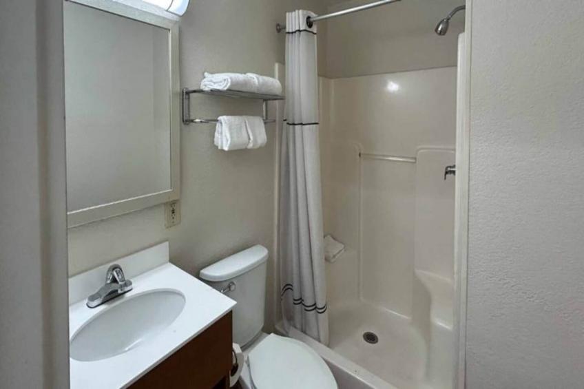 1 Queen Bed  ADA/RI Shower/Nsmk/Kitchen - foto 17