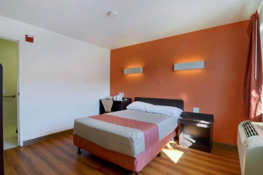 1 Full Bed  ADA/RI Shower - foto 24