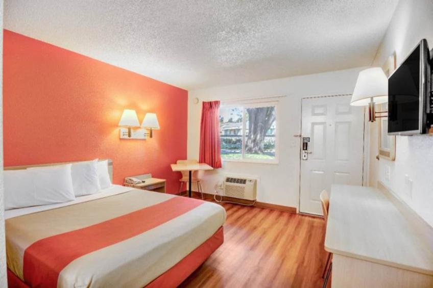 1 Full Bed  ADA/RI Shower - foto 4