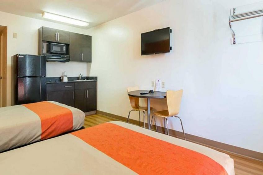 2 FULL BEDS  NON-SMOKING MICFRIDGE - foto 14