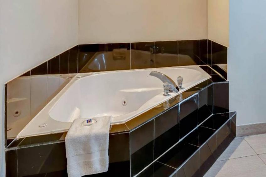 2 Queen Beds  Mobility Accessible Tub Nsmk - foto 8