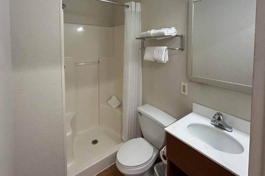 1 Queen Bed  Non-Smoking Kitchen - foto 16