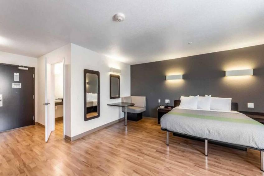 1 King Bed  Non-Smoking Kitchen - foto 15
