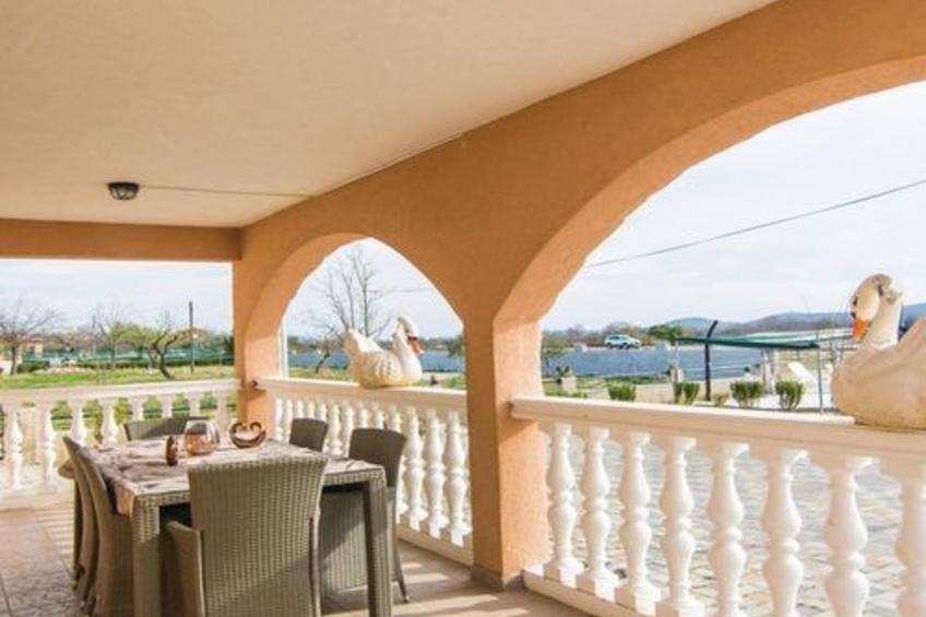 Laura mit Pool - foto 7