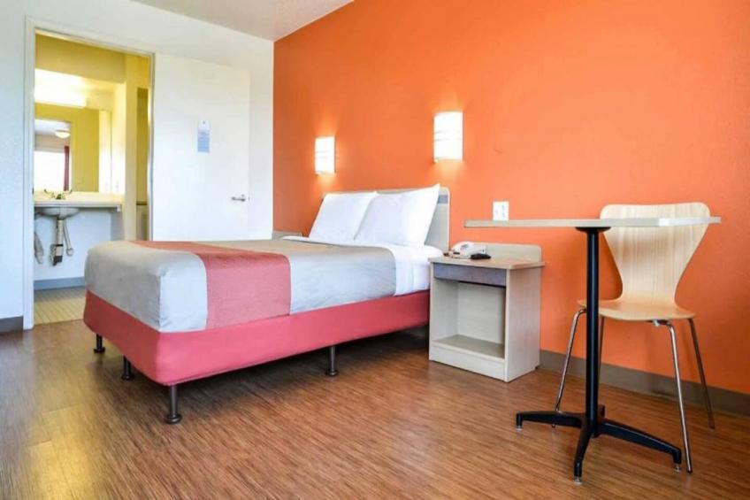 1 Queen Bed  Micfridge - foto 10
