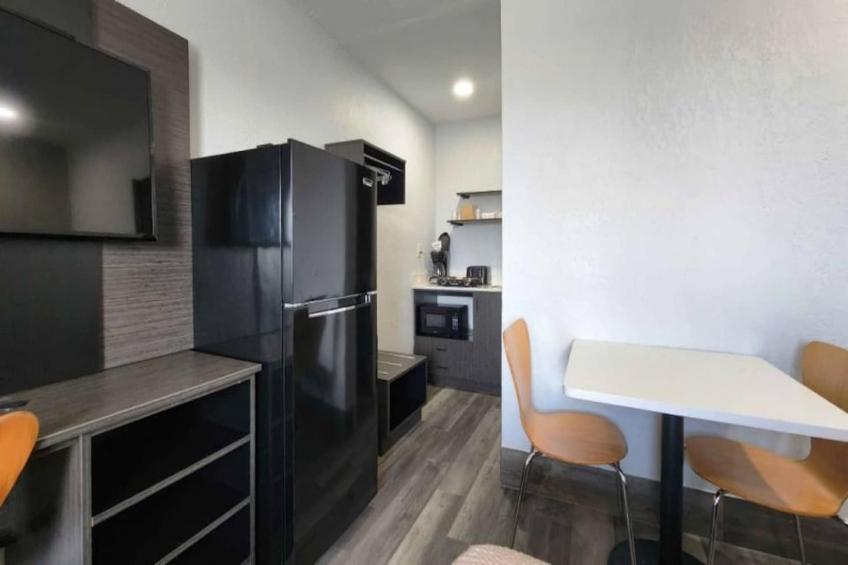 1 Queen Bed  Non-Smoking Kitchen - foto 5