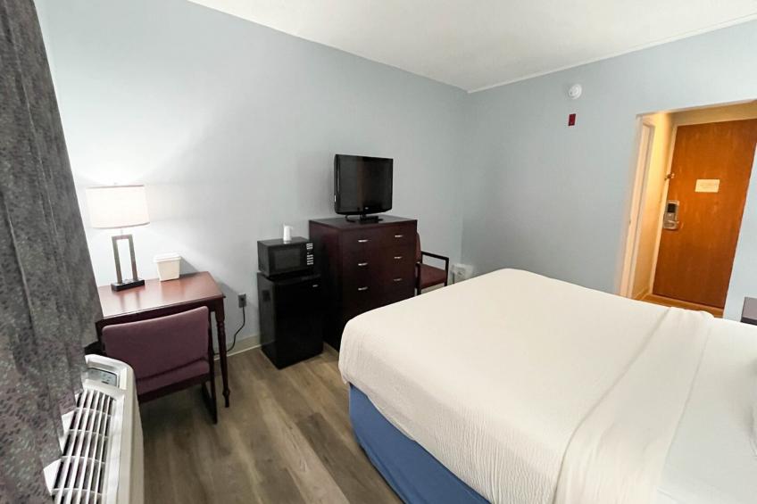 1 King Bed | Non-Smoking, Micfridge - foto 13