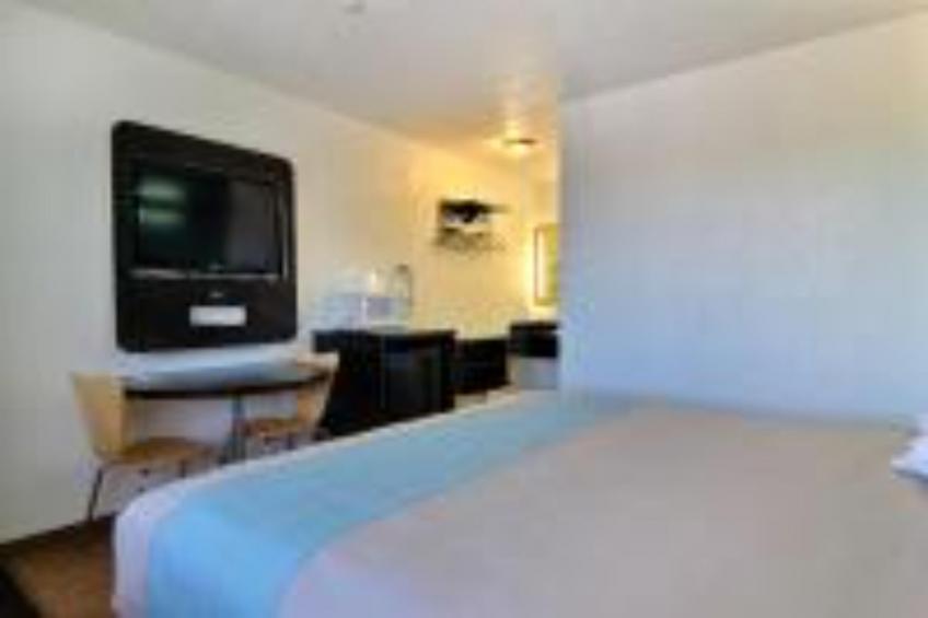 1 King Bed  Non-Smoking Micfridge - foto 22