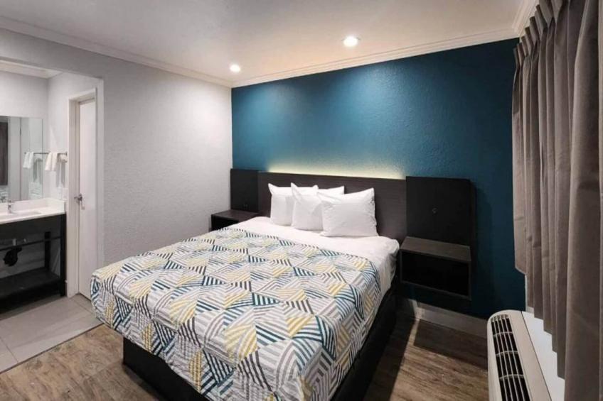 1 King Bed  Non-Smoking Micfridge - foto 3