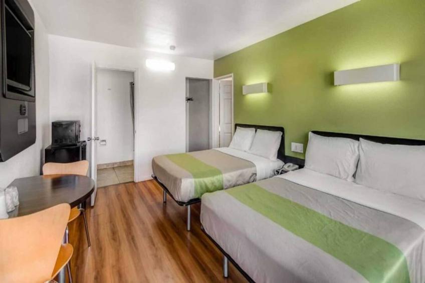 2 Queen Beds  Non-Smoking Micfridge - foto 11