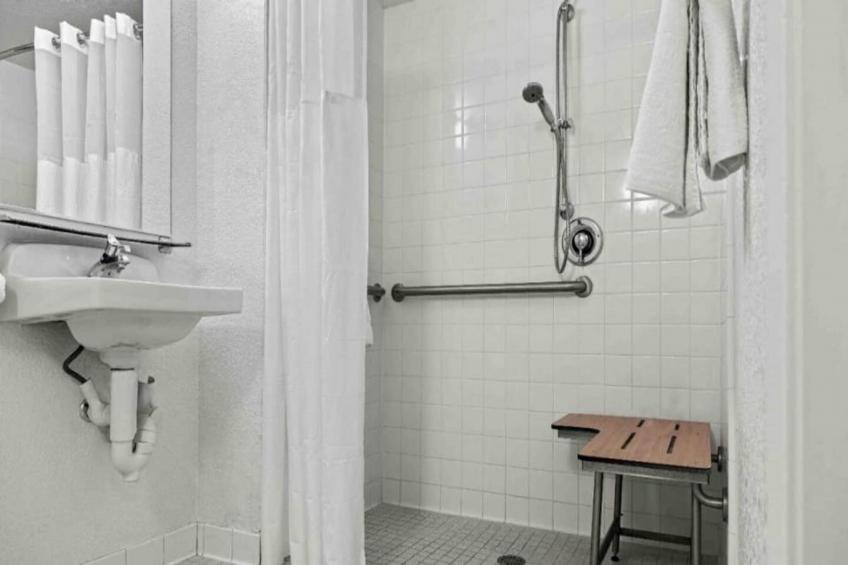 1 Queen Bed  ADA/RI Shower/Micfridge - foto 18
