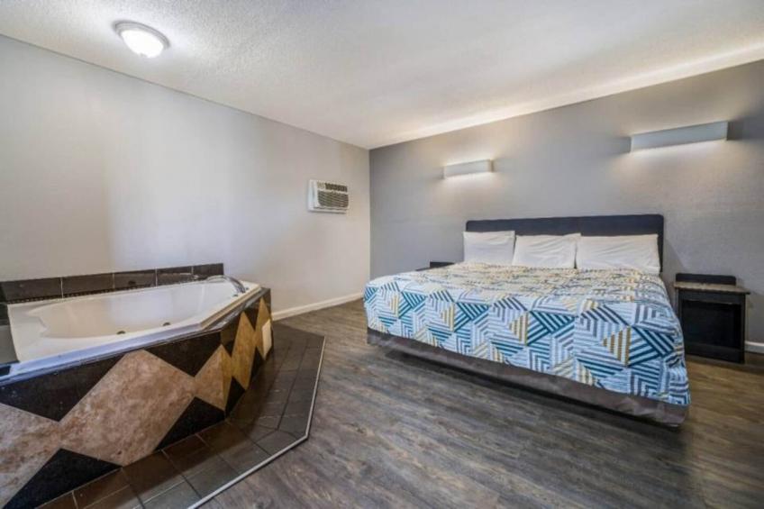 1 Queen Bed  Micfridge - foto 14