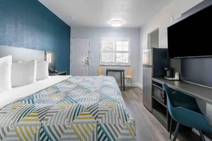 1 King Bed  Non-Smoking Micfridge - foto 10