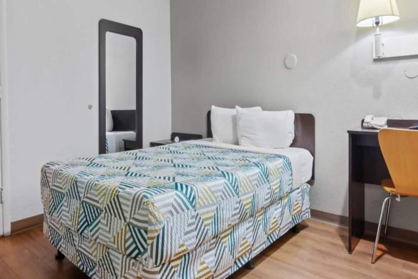 1 Full Bed  ADA/Tub/Mini Fridge - foto 15