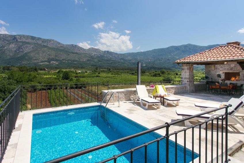 Stilvolles Ferienhaus mit Terrasse und Pool in ländlicher Lage in der Nähe von