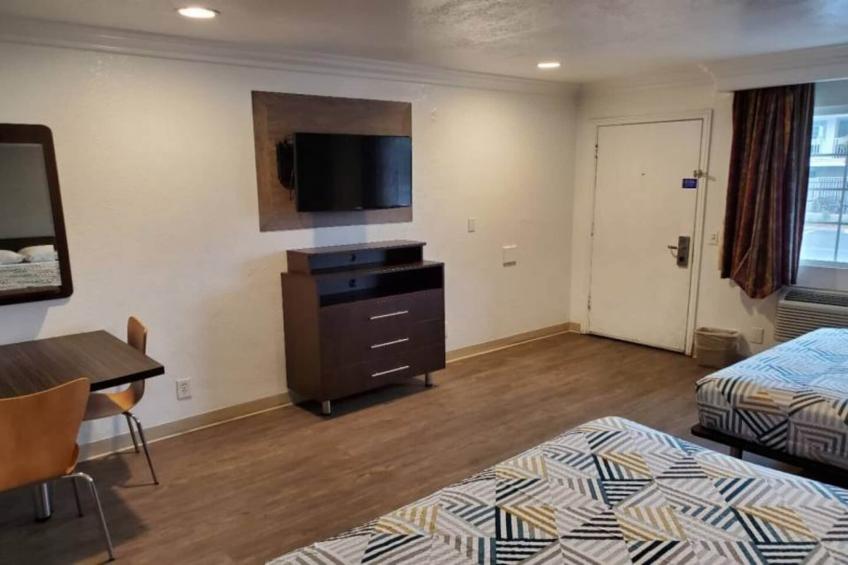 2 Queen Beds  Non-Smoking Kitchen - foto 13