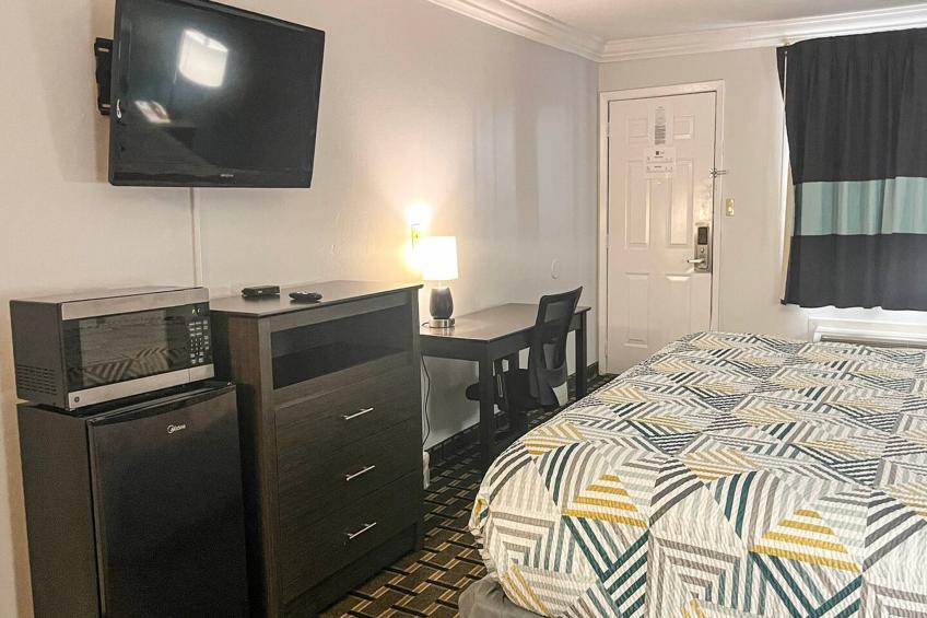 1 King Bed | Non-Smoking, Micfridge - foto 10