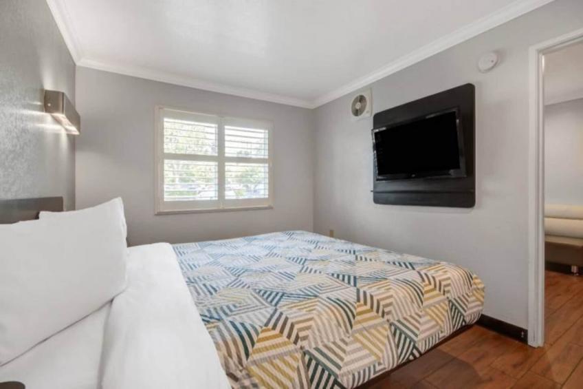 1 King Bed  Non-Smoking Kitchen - foto 3