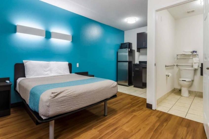1 King Bed  Non-Smoking Kitchen - foto 10