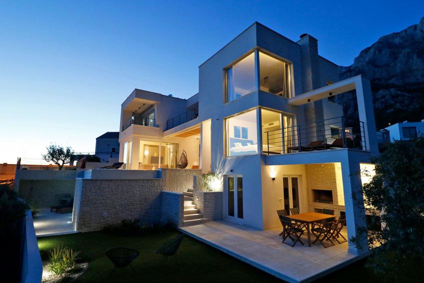 Moderne Villa mit Infinity-Pool im Bergdorf Veliko Brdo