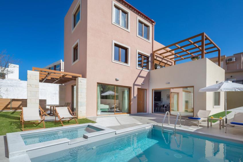 Haus in Agia Marina mit Außenpool