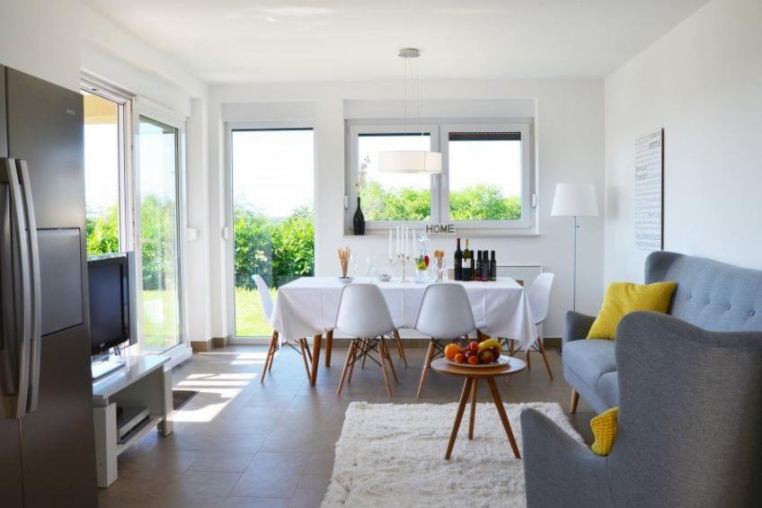 mit Blick auf das Wasser