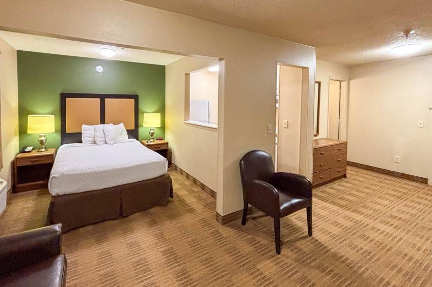 1 Queen Bed | Mob Acc Tub Ste Nsmk Sb Micfri - foto 2