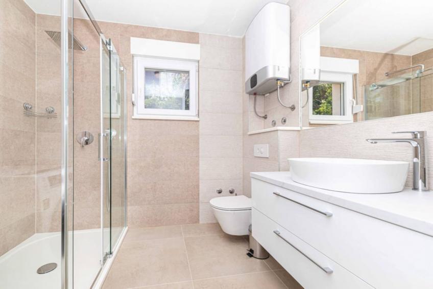 Expansive Retreat with Private Pool & BBQ, Near the Beach - Six Bedroom Villa - foto 27