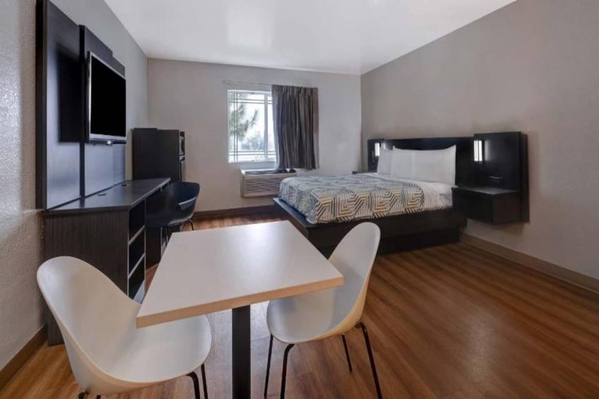 1 King Bed  Non-Smoking Micfridge - foto 13
