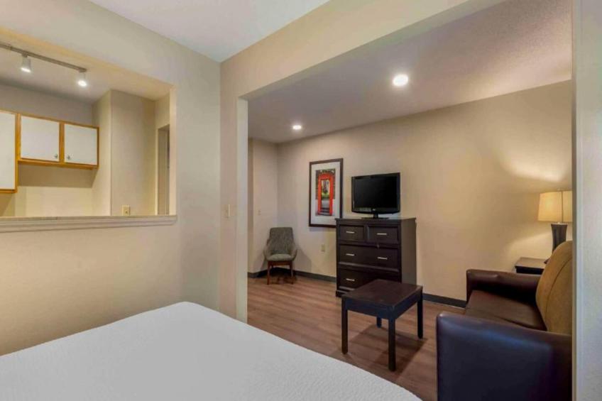 1 Queen Bed | Mob Acc Tub Ste Nsmk Sb Micfri - foto 26