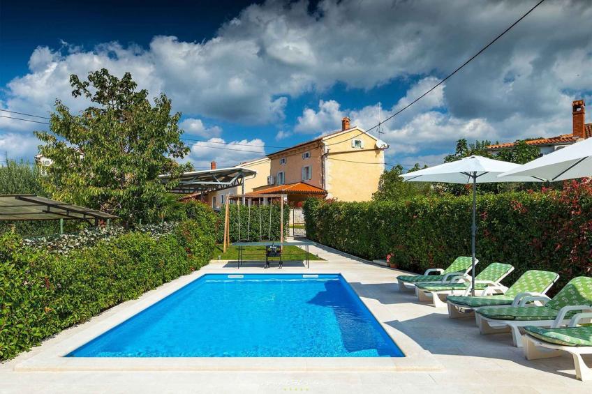 Villa with pool - BF-ZDD48