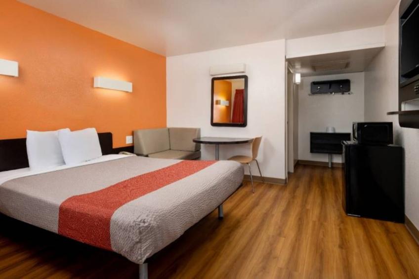 1 Queen Bed  Micfridge - foto 16