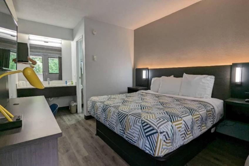 1 King Bed  Micfridge - foto 28