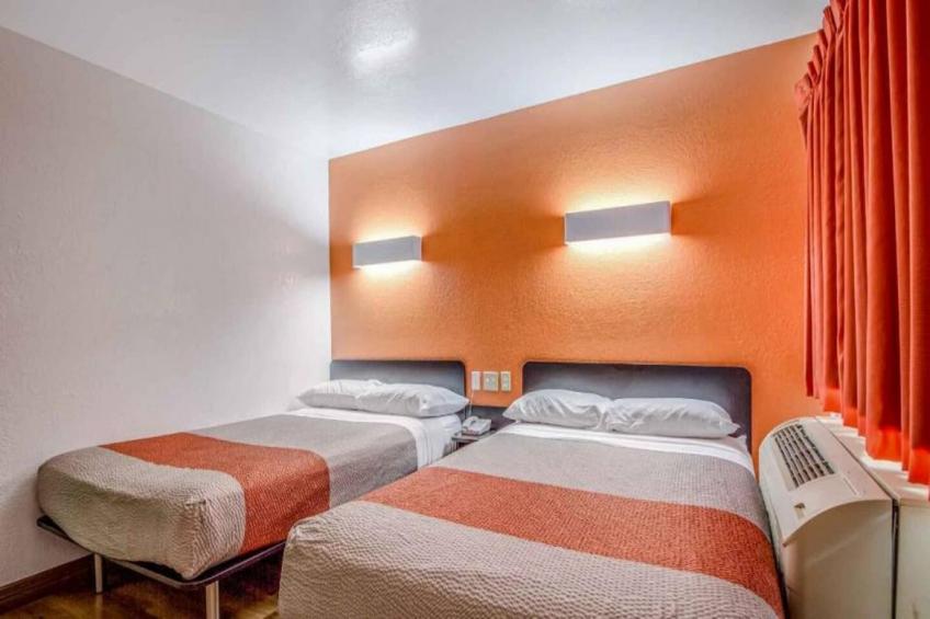 2 Full Beds  Smoking