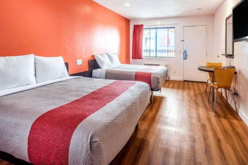 2 Queen Beds  Non-Smoking Micfridge