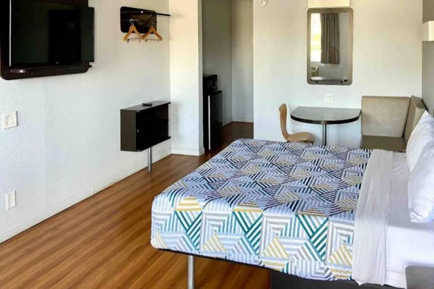 1 Queen Bed  Non-Smoking Micfridge - foto 9