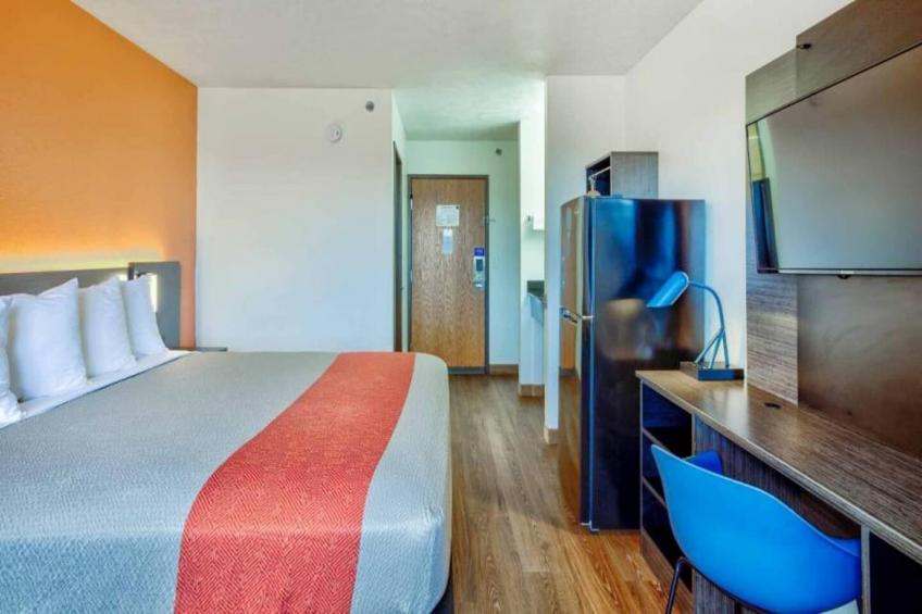 1 King Bed  Non-Smoking Mini Fridge - foto 17