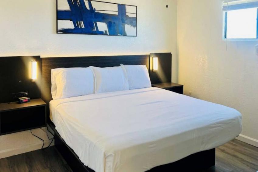 1 King Bed  Non-Smoking Kitchen - foto 11